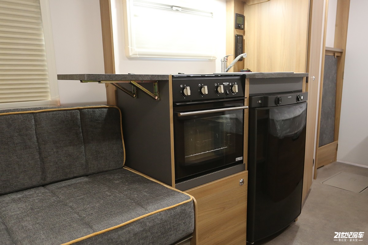 英国百丽d4,发现4拖挂式房车