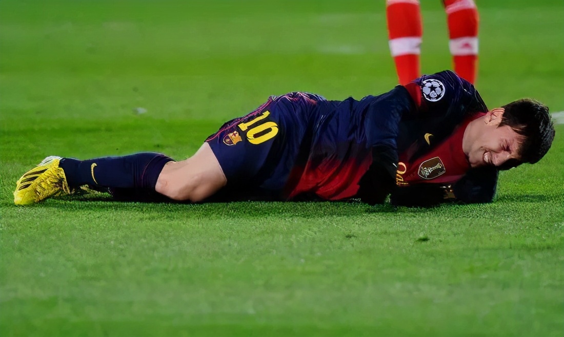 踢足球很容易伤到膝盖,踢足球常受的伤