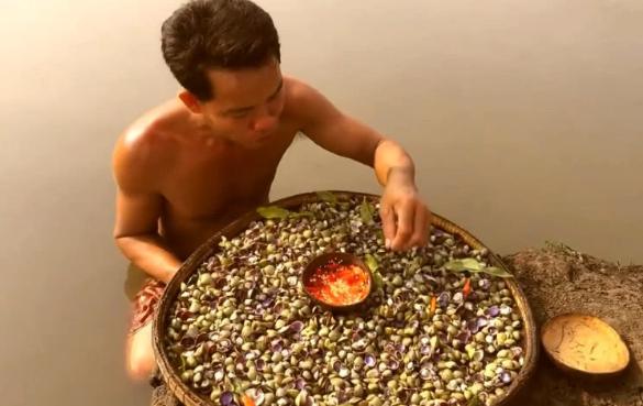 网红小哥吃罐头原视频,小哥吃100个生蚝