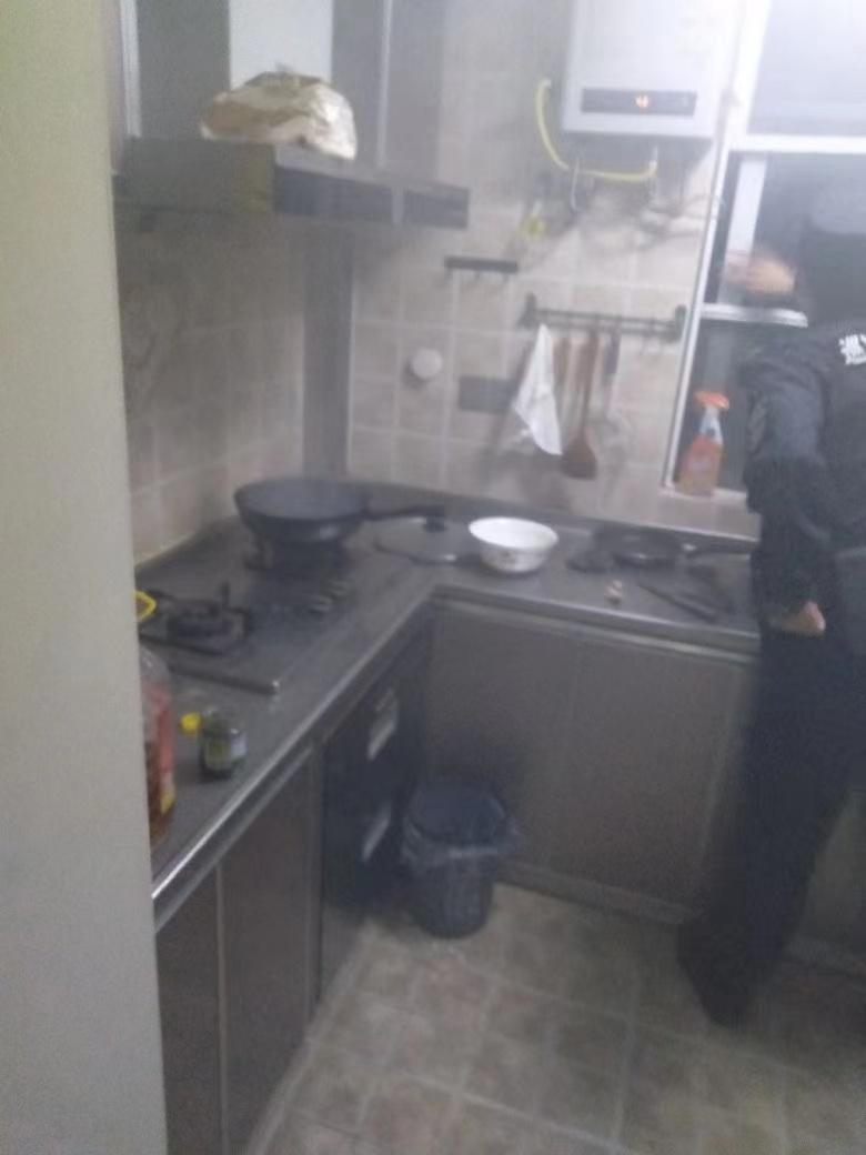 险！屋内冒出浓烟却无人应答，民警翻窗消除火患