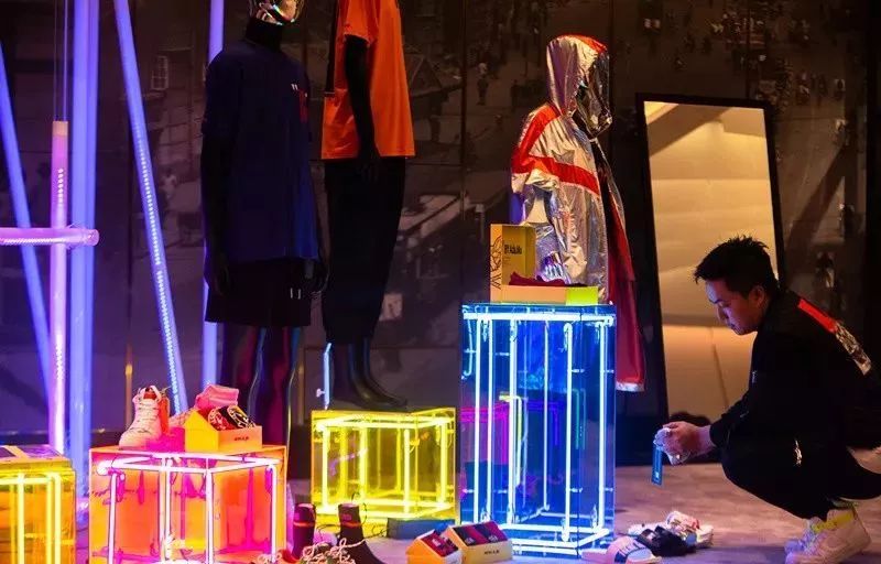 觉得太平鸟、GXG、卡宾不够潮？这个潮流男装可能正对你胃口！