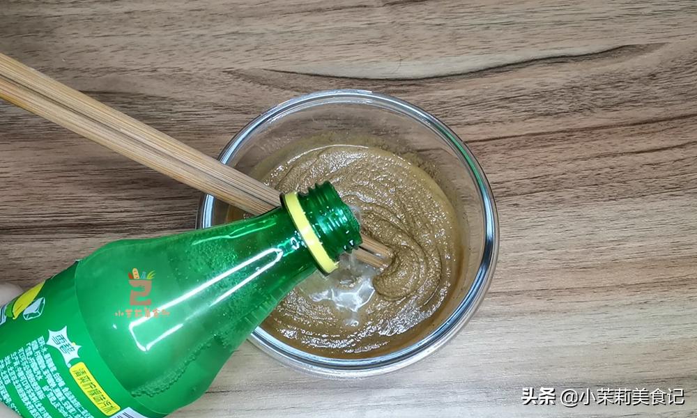 热干面调麻酱很关键，加入雪碧是灵魂，层层美味，好吃到停不下来