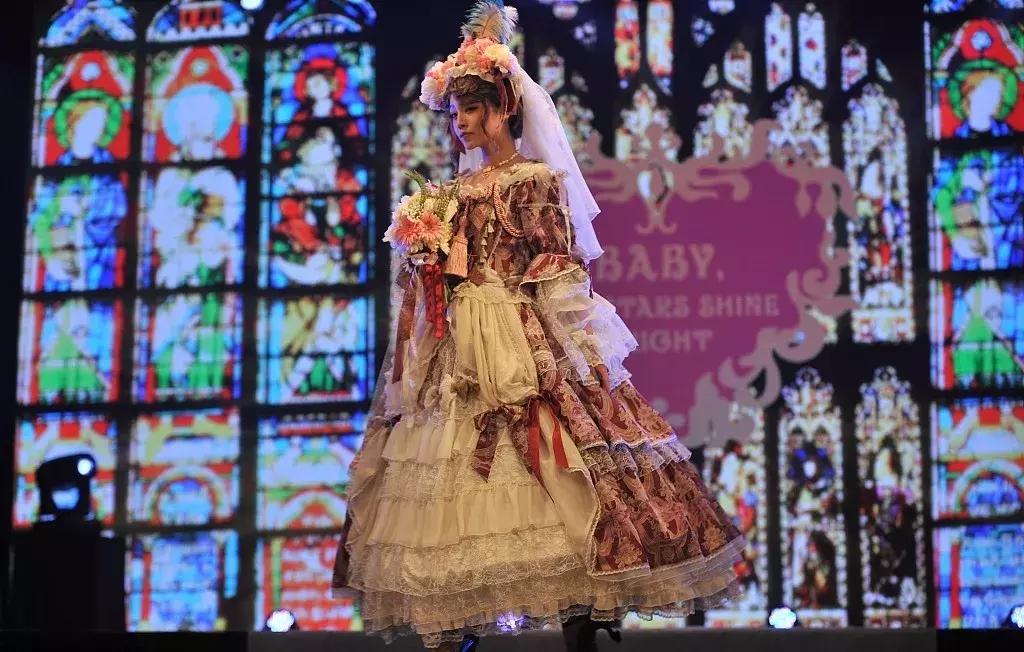 第一批00后女孩，已经不屑于穿AJ了