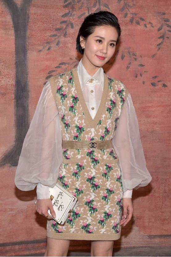 刘诗诗真是天赐的好气质，紧身裙造型真惹眼，高贵的样子真美