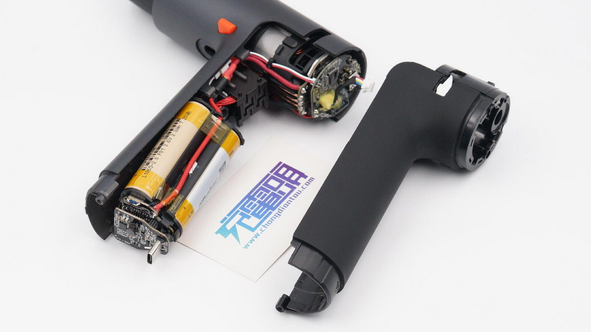 电钻拧三合一螺丝,微型手持小电钻拆解