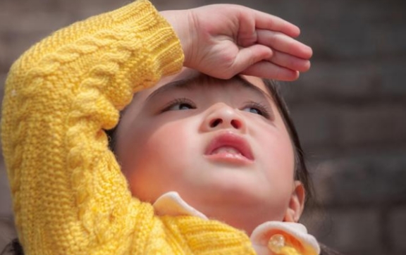 眼睛疼前面有黑点出现,眼睛前面有黑点在飞