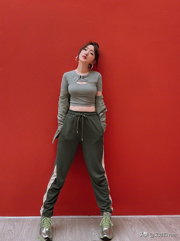 47岁杨钰莹一字肩,杨钰莹露脐装图文