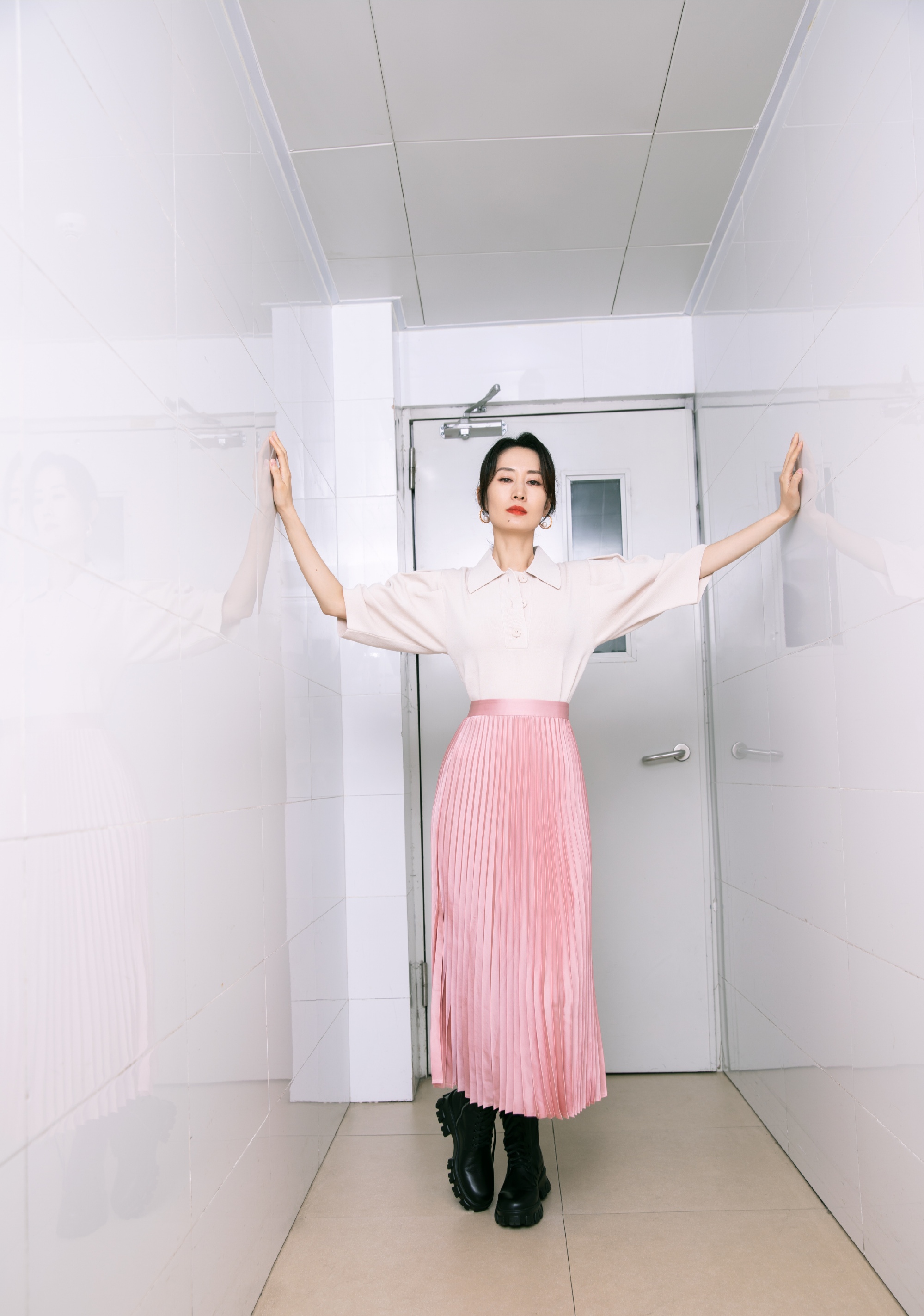 44岁刘敏涛才90斤，穿挂脖上衣“上紧下宽”，身形纤瘦显年轻