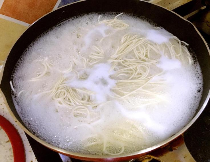 面条粘锅上洗不下来怎么办,煮面条不粘糊怎么办