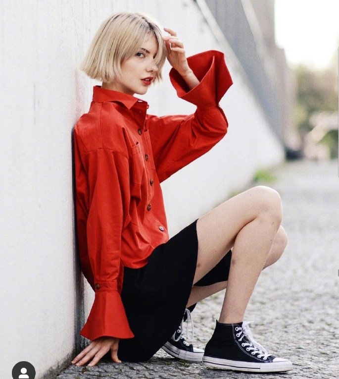 戚薇推荐的红色口红,最近戚薇晒出一款小金条口红