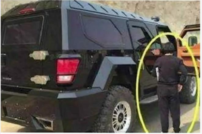 55岁大妈买1200万豪车，男销售弯腰相迎，全程微笑服务