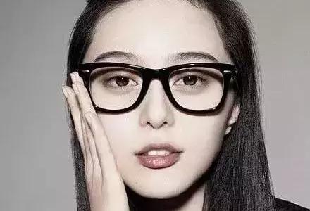 透明镜框适合脸黑,皮肤暗沉如何挑选镜框