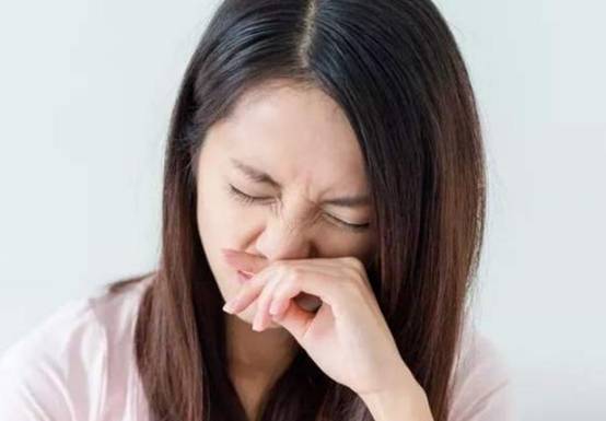 年轻人身上的异味是什么原因,女生身上有烟臭味是怎么回事