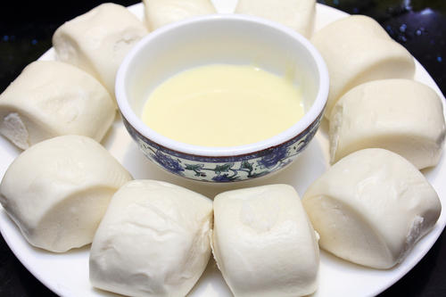 为什么店里的馒头白，自己做出来的黄？掌握这5个技巧，又白又软