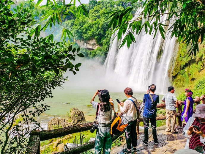 黄果树大瀑布，简直是疑是银河落九天的奇景，壮观而震撼