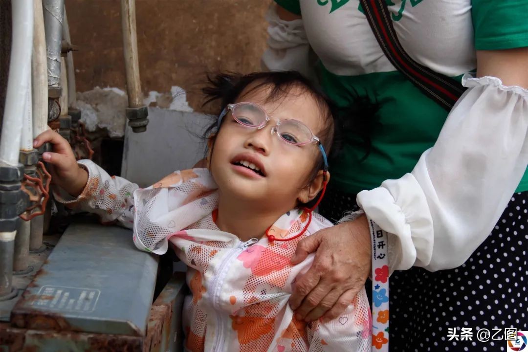 42岁残疾妈妈借钱做试管婴儿,残疾单亲母亲为女儿做手术