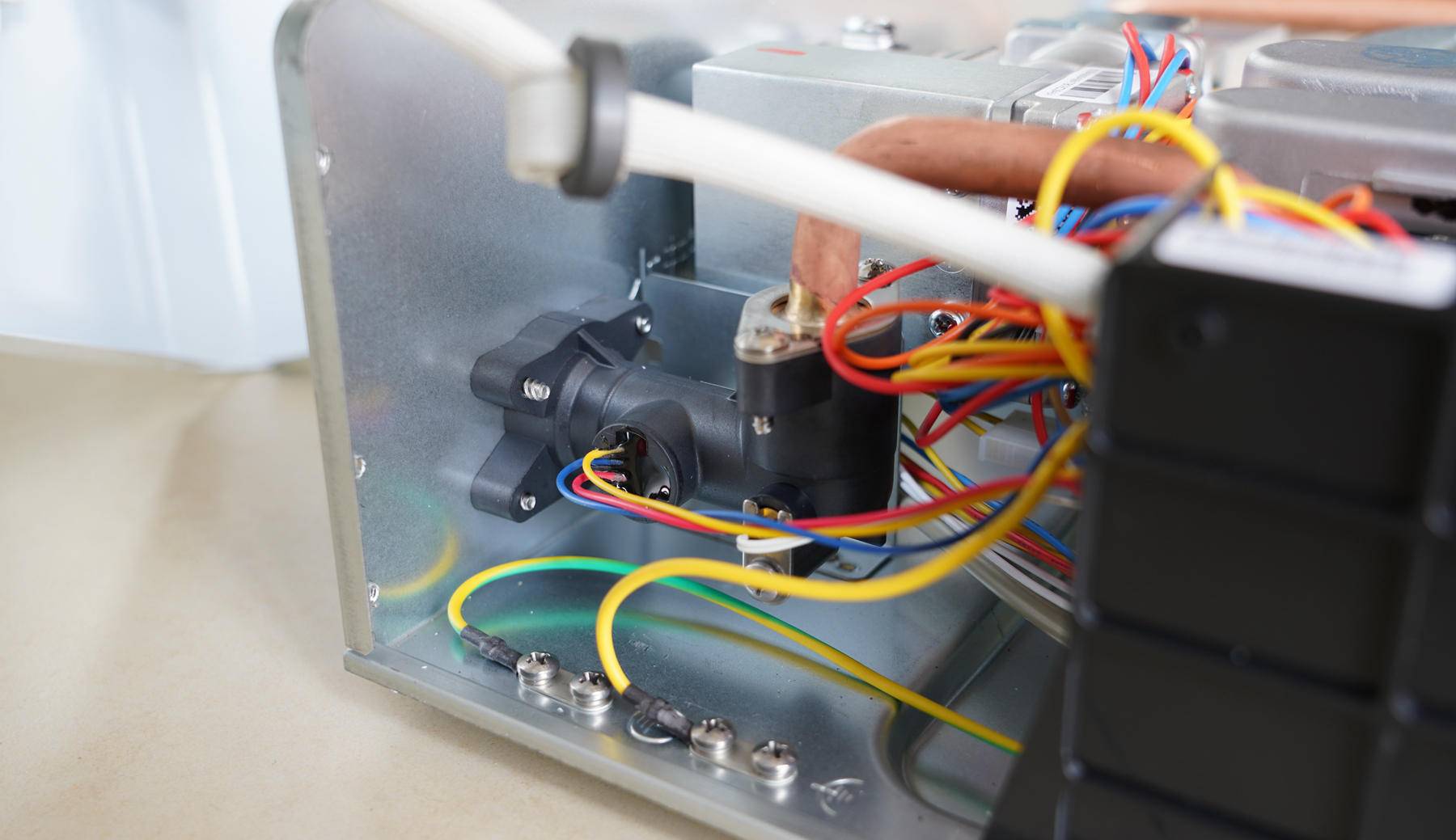 燃气热水器必须由燃气公司安装吗,燃气热水器13升和16升安装要求