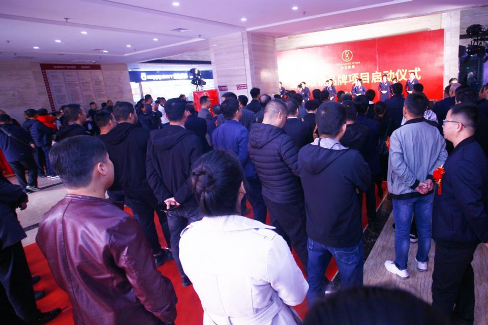 鐪奸暅琛屼笟鐨勬柊妯″紡,寮哄己鑱旀墜鏃犳噲鍙嚮