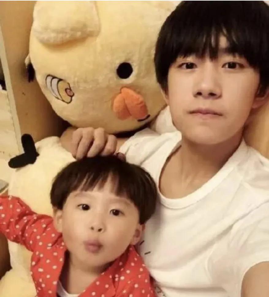 易烊千玺弟弟易烊昱华走秀,易烊千玺弟弟走秀