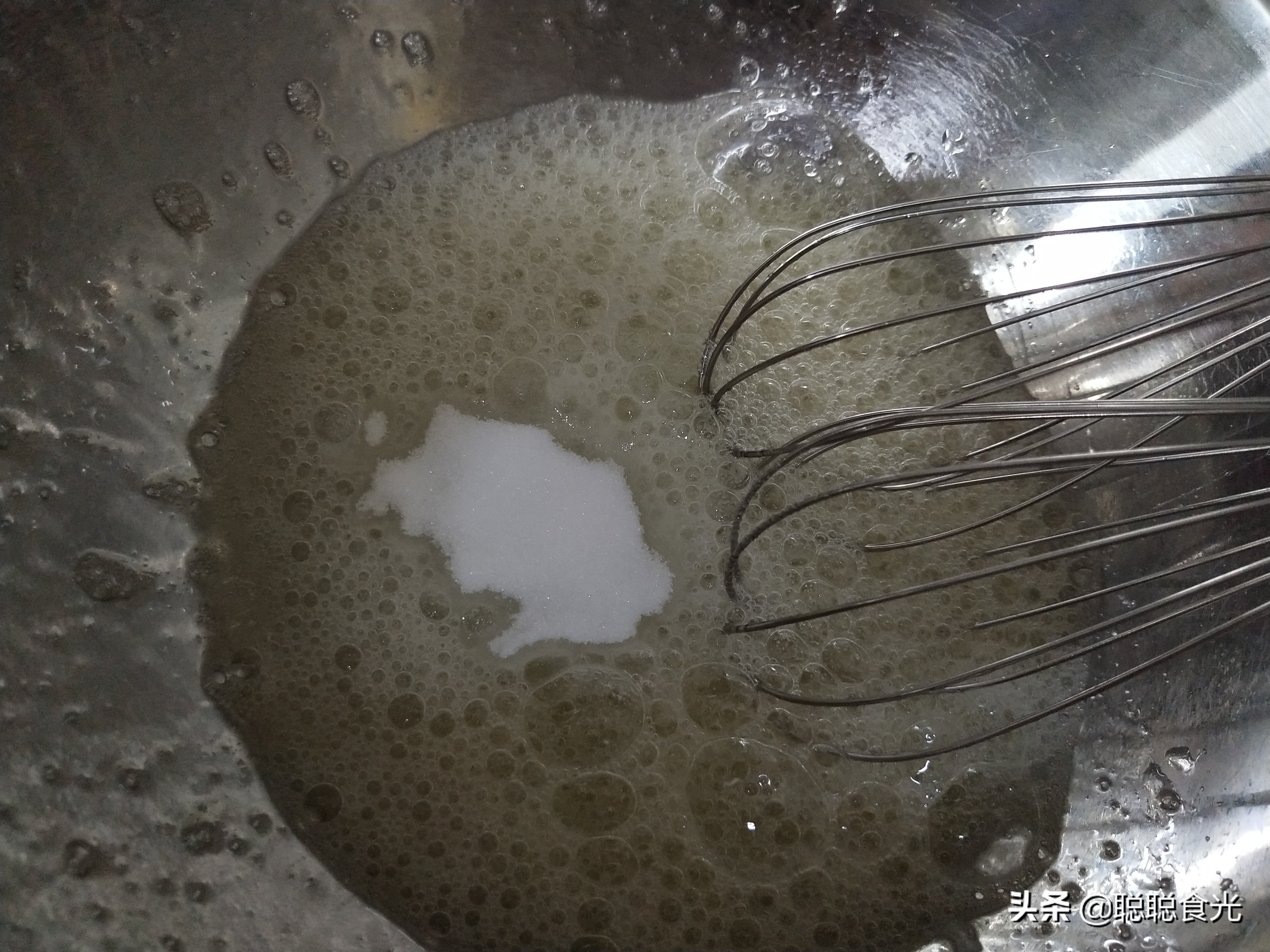 用烤箱做蛋糕怎么才不开裂,蛋糕在烤箱里烤蓬松起来又塌了