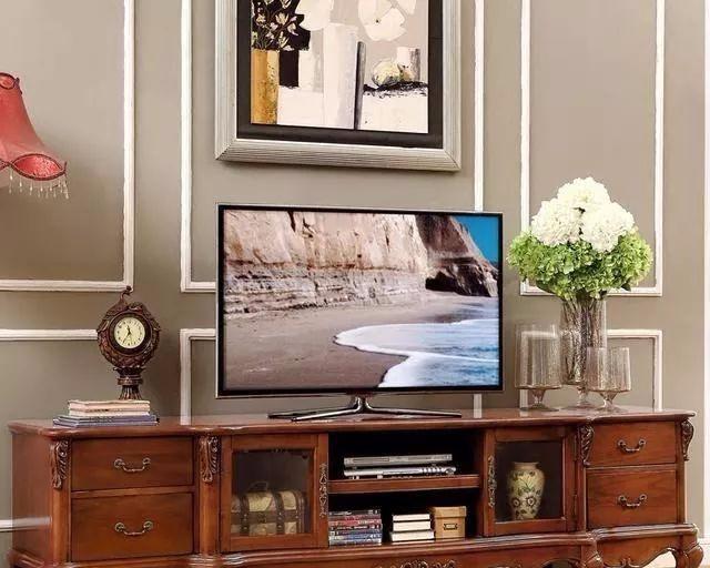 电视挂墙上好看还是放电视柜上好,电视机挂在墙上电视柜高度多少