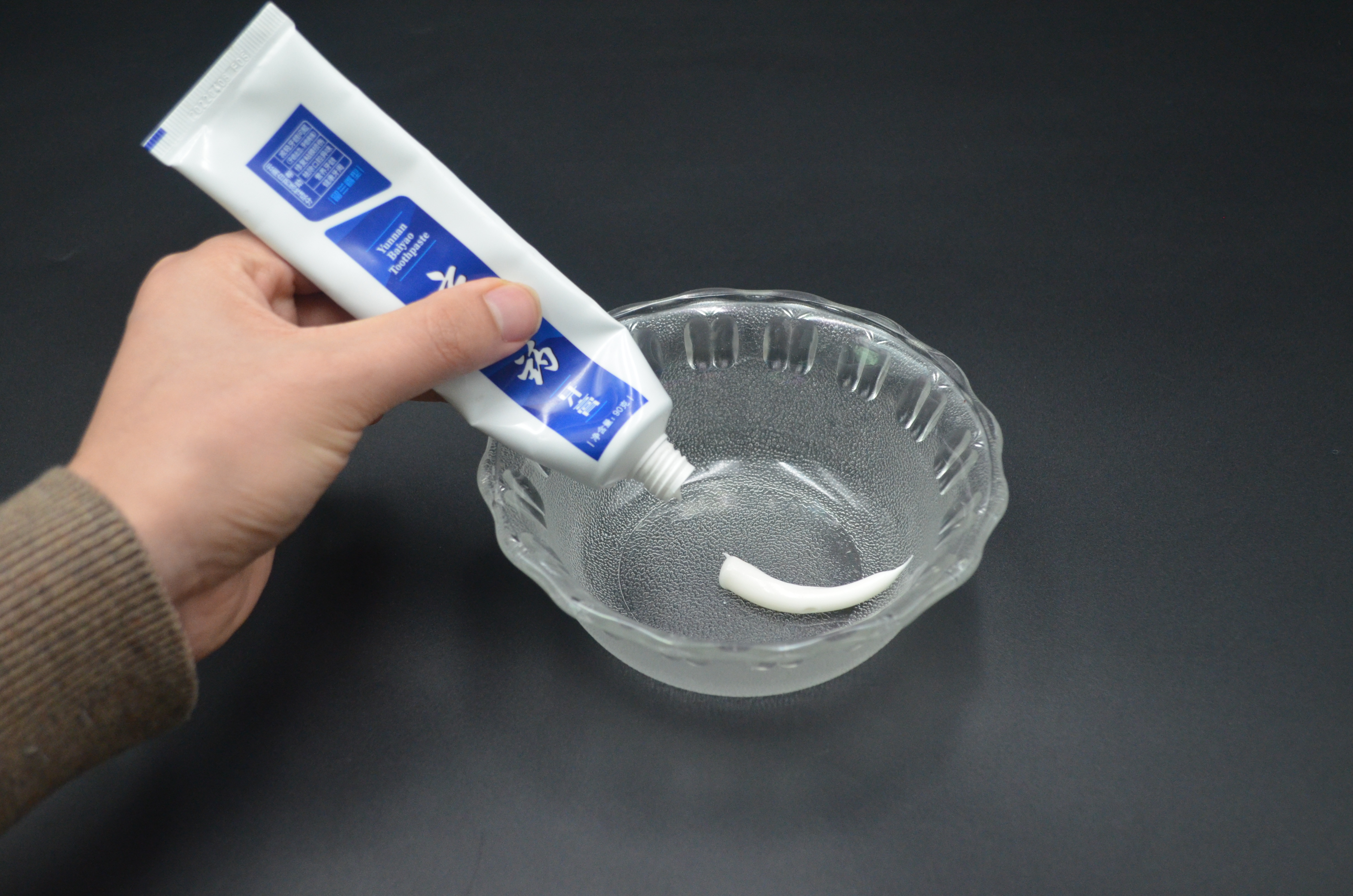 羽绒服发黄没有白醋怎么洗,羽绒服发黄污渍怎么去除