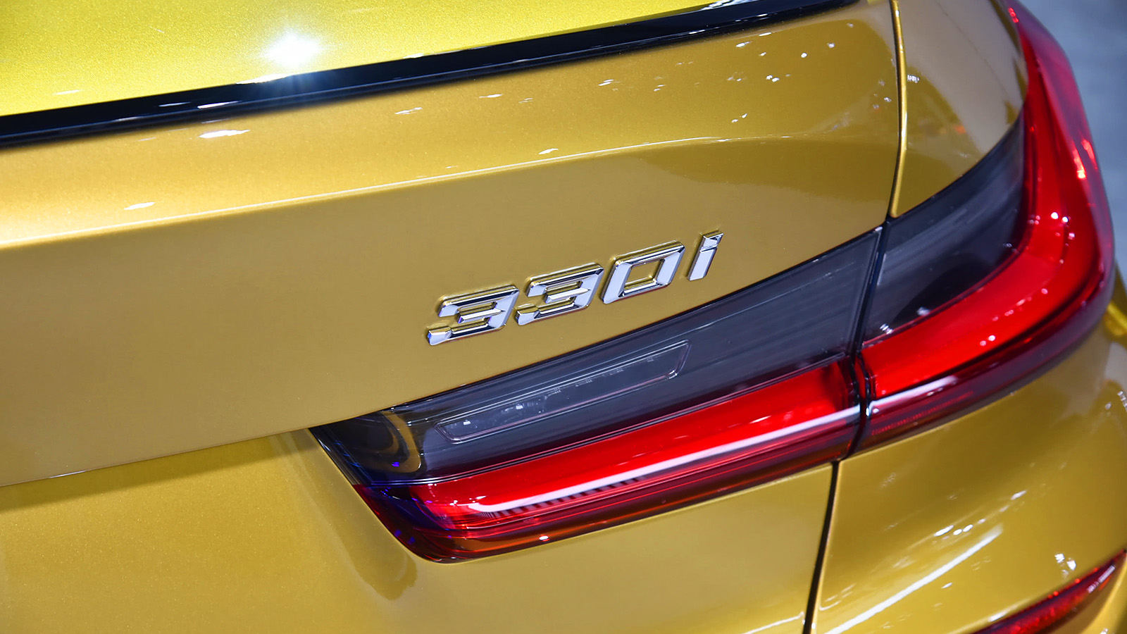 宝马330iM对比奔驰AMGA35L同价位/国产/性能/小弟车如何选?