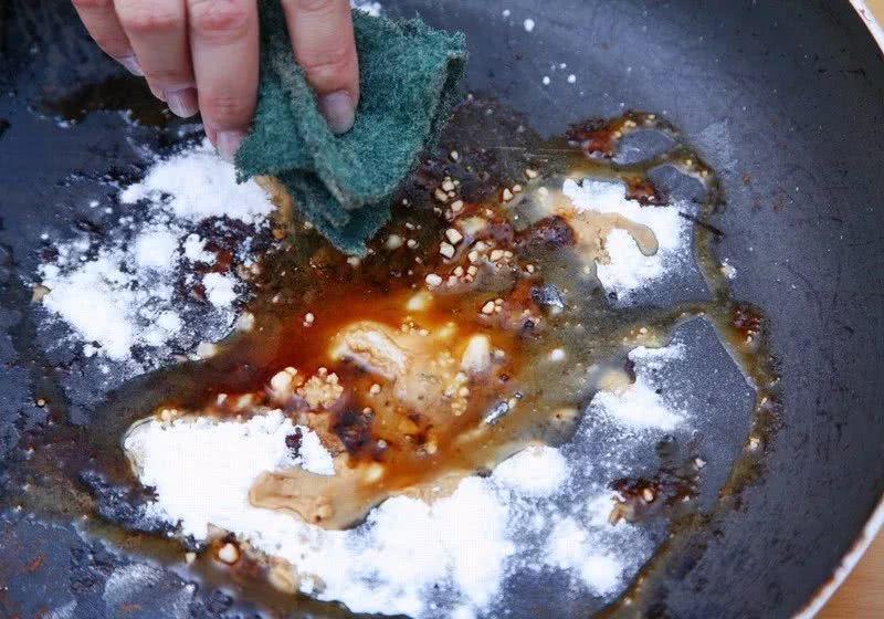 不锈钢锅底烧糊的黑垢怎么去除,麦饭石锅底烧糊的黑垢怎么去除