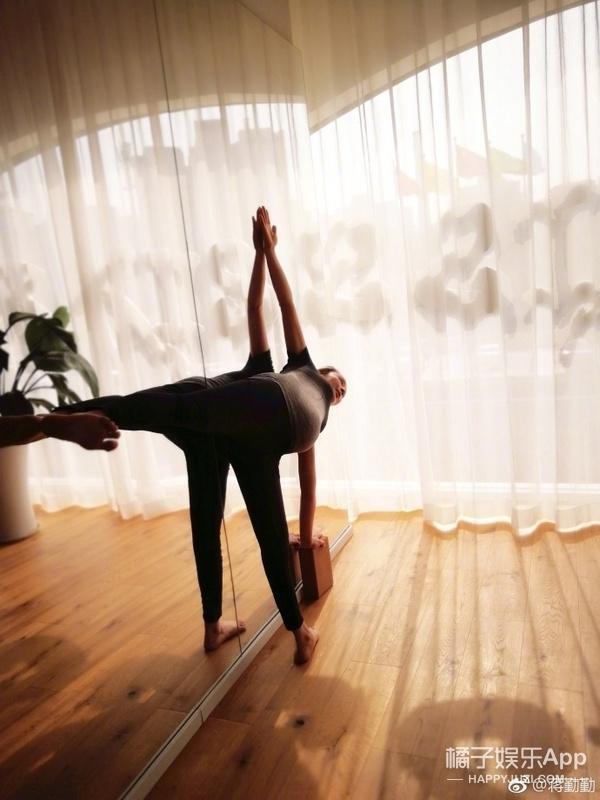 蒋勤勤挺孕肚做瑜伽视频,幸福三重奏蒋勤勤怀孕做瑜伽