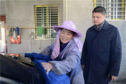 深晚关注｜这个贫困村居然开起洗车店？还建四合院、加工厂？原来是……