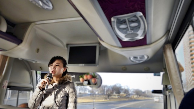朝鲜导游漂亮清纯，游客购物还帮忙砍价