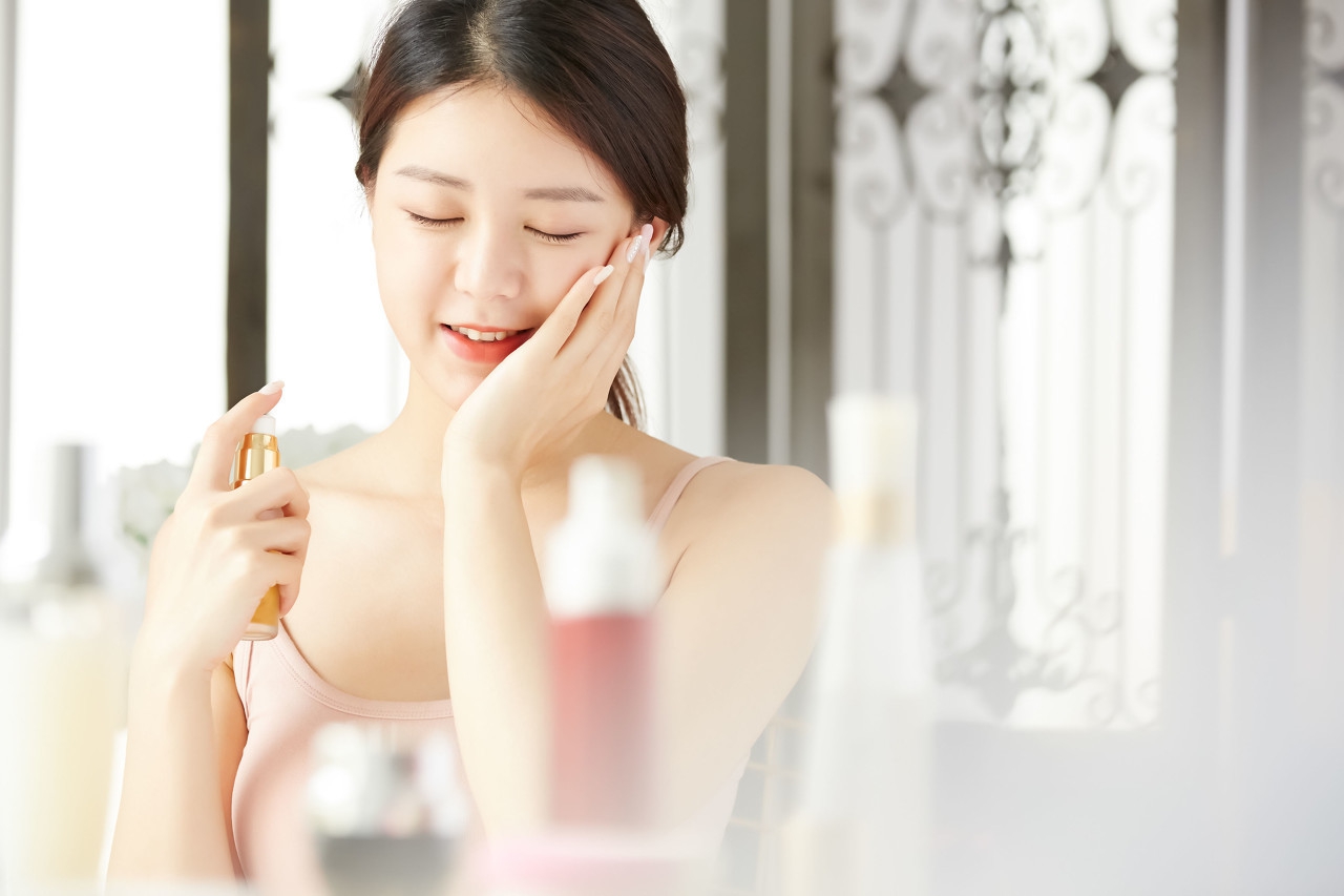 皮肤长斑暗黄怎么调理饮食,脸色暗黄有斑额头长痘怎么办