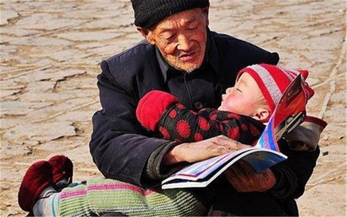 奶奶错误哄娃方式，导致6个月大宝宝脑损伤，医生：老人无知