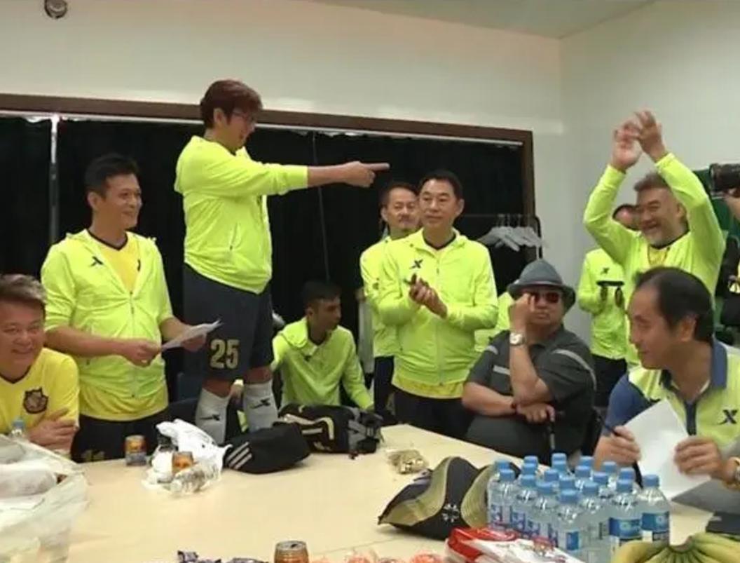 70岁谭咏麟深圳踢球,谭咏麟年轻时踢球视频