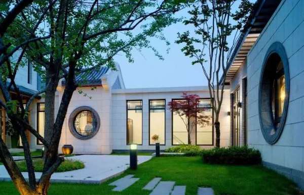 上海青浦苏式园林别墅,上海青浦带前后院的现代风别墅