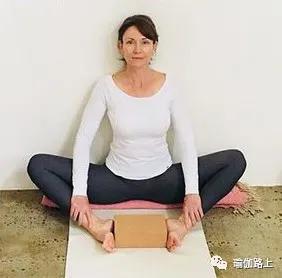 练瑜伽膝盖肿了怎么办,瑜伽束角式一侧膝盖高