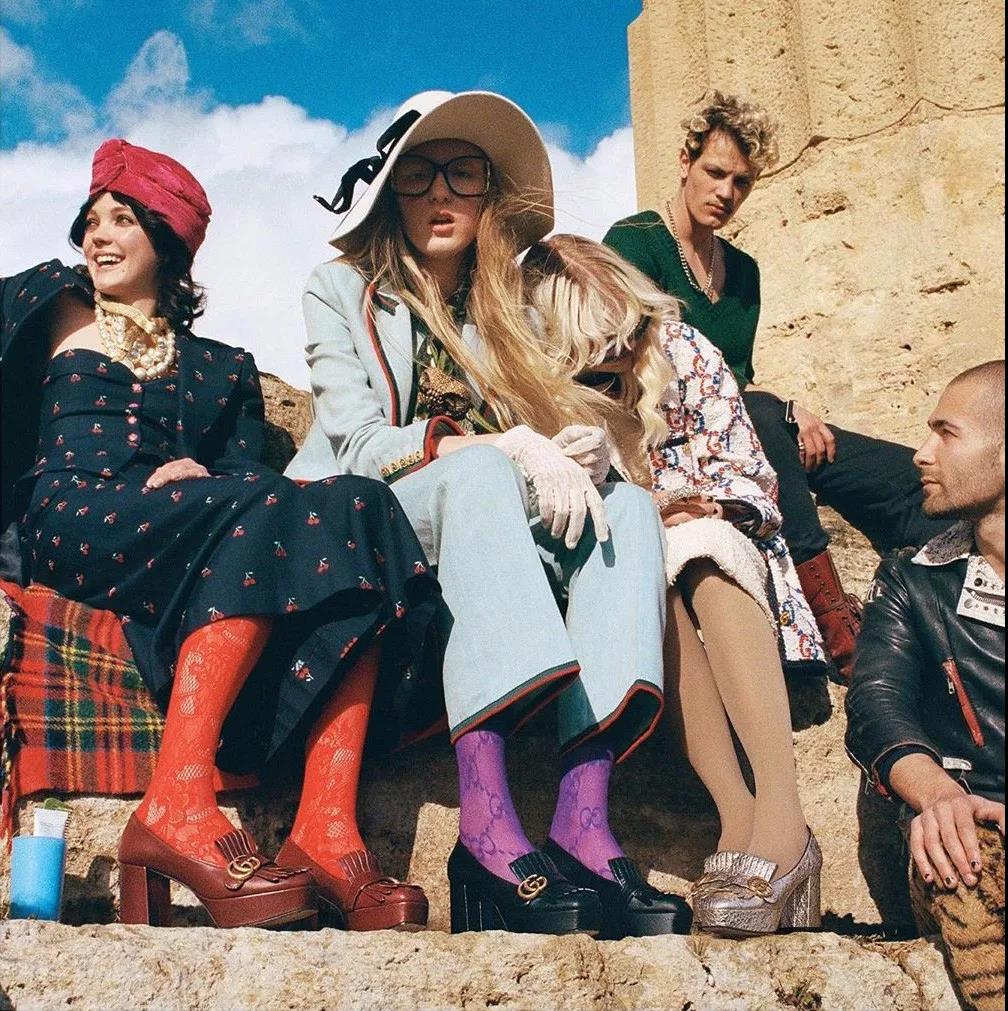 别再露脚踝了今年流行袜子外穿,露脚踝已经过时了