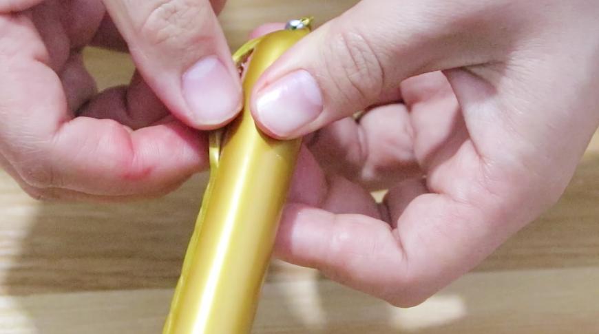 火腿肠包装袋怎么快速撕开,如何快速将火腿肠的包装去除