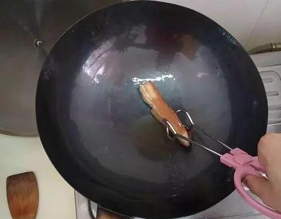铁锅生锈不要扔教你一招搞定,不粘底层铁锅生锈怎么重新开锅