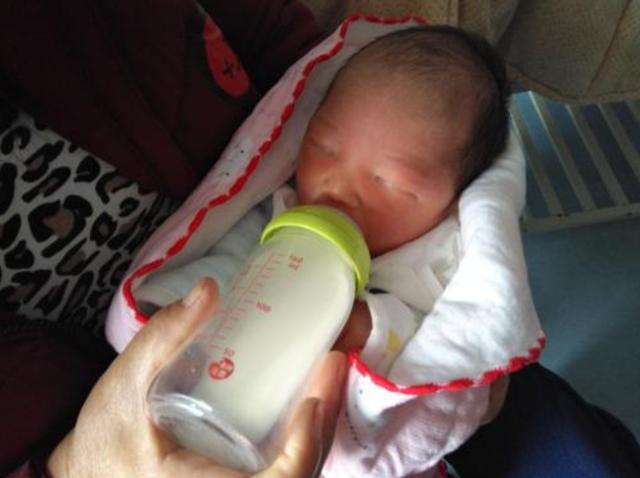 宝宝喝奶总是留下最后一点,小孩喝奶为啥每次都喜欢剩一点