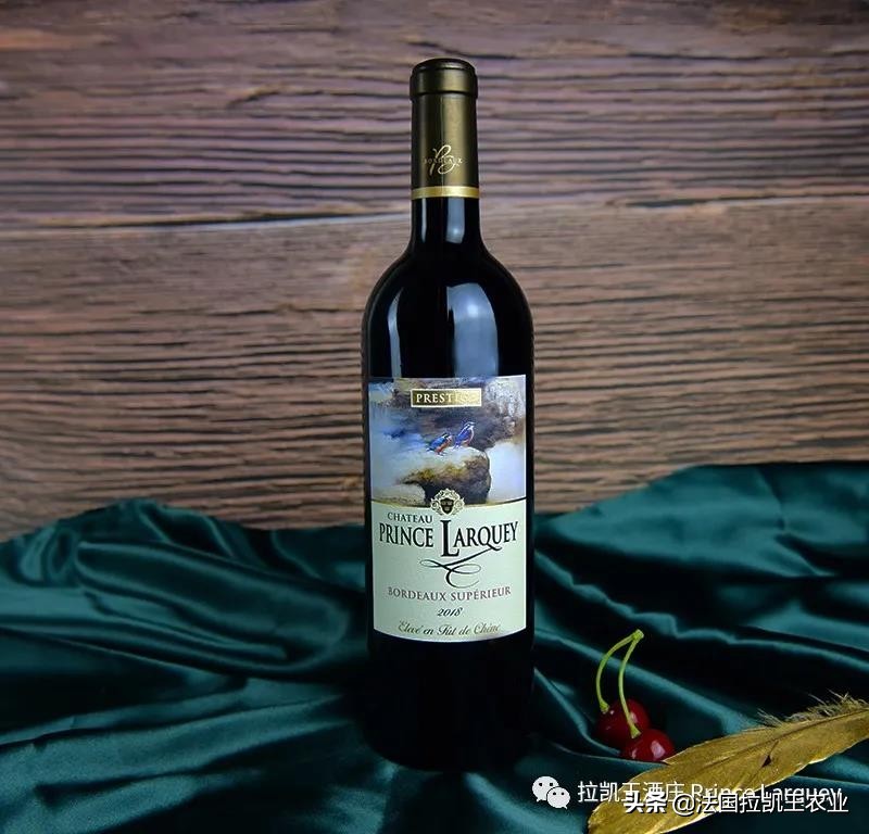 一杯温热红酒，一桌饕餮大餐，一个温馨圣诞