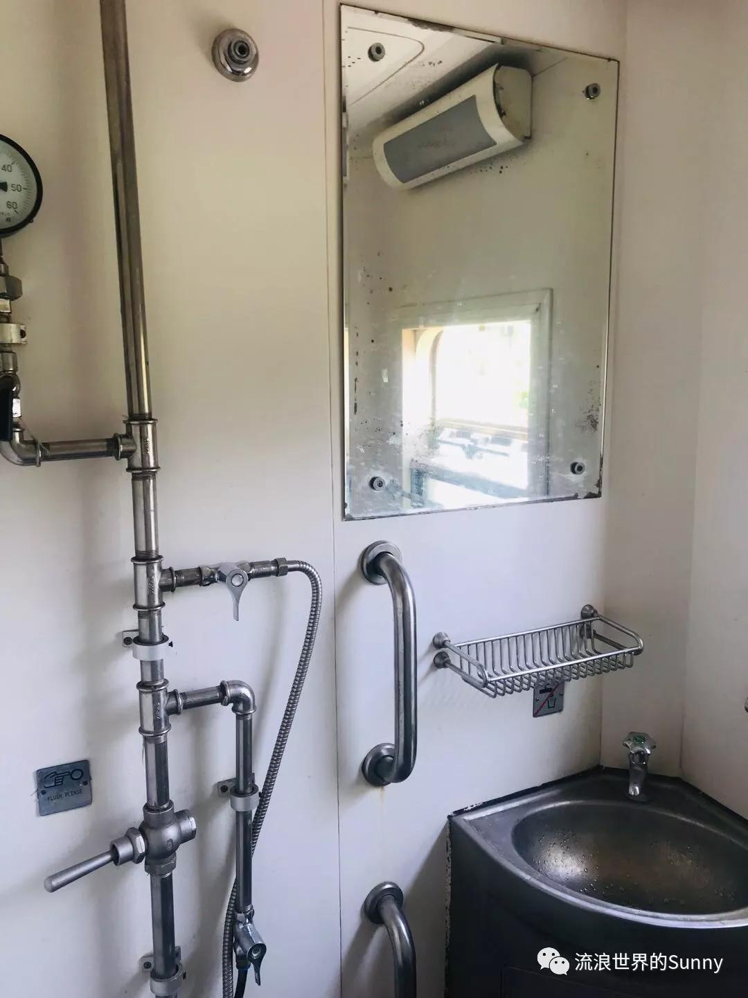 流浪非洲，乘坐中国援建火车去赞比亚，满满的亲切