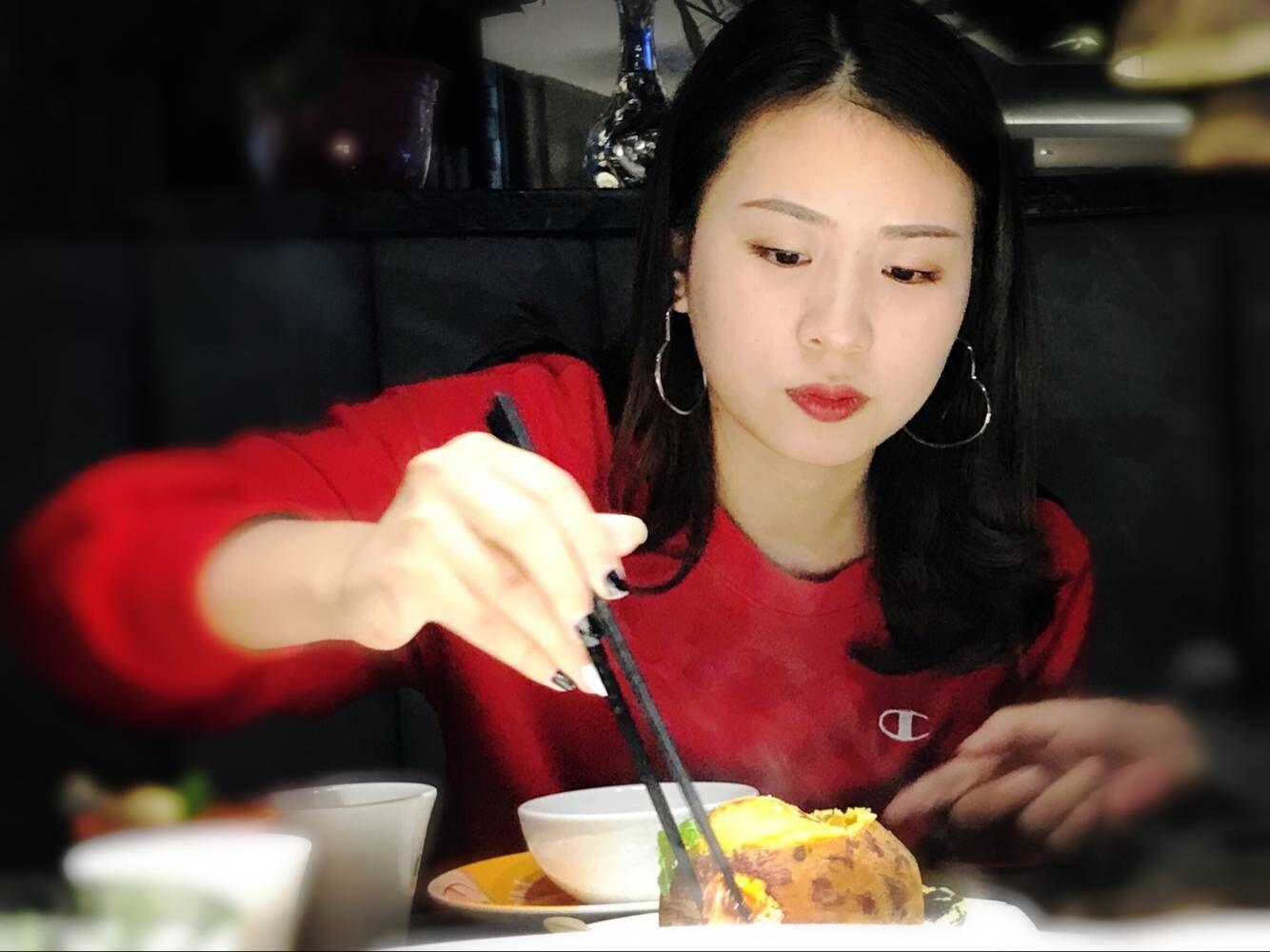 川菜馆一年收入,川菜店日盈利8000利润大概多少