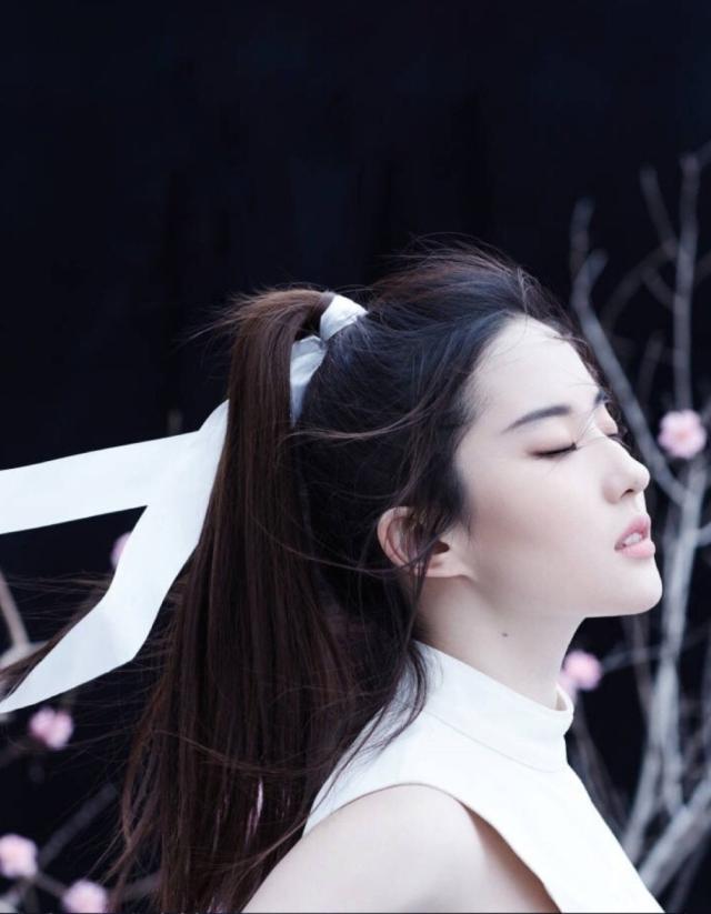 刘亦菲王冠多少钱,刘亦菲晒美照戴皇冠颜值能打