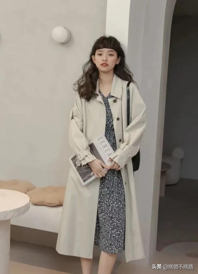 碎花裙怎么穿才不显老气,今年流行碎花裙怎么穿最好看