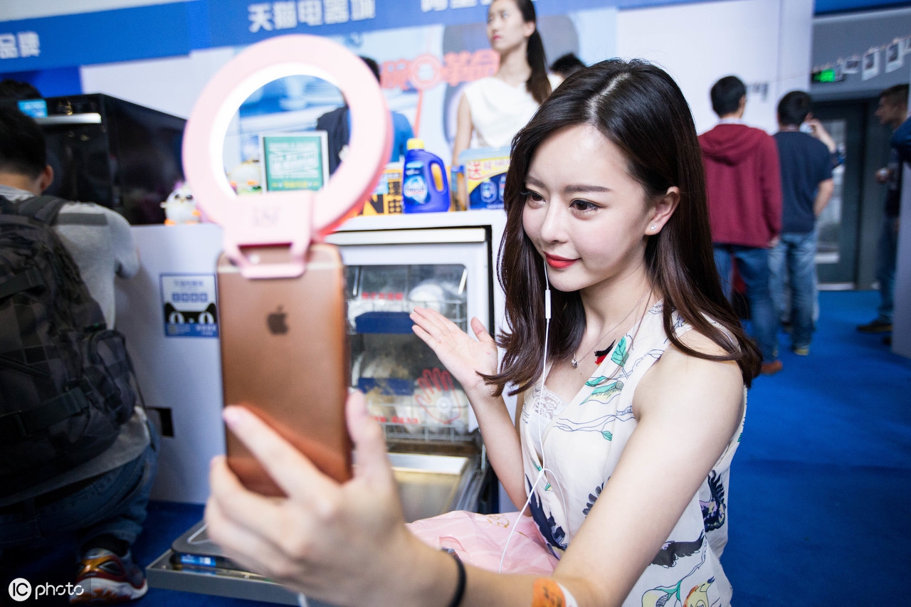 萝莉变大妈，13年了，网络直播为什么还在玩“比傻”游戏