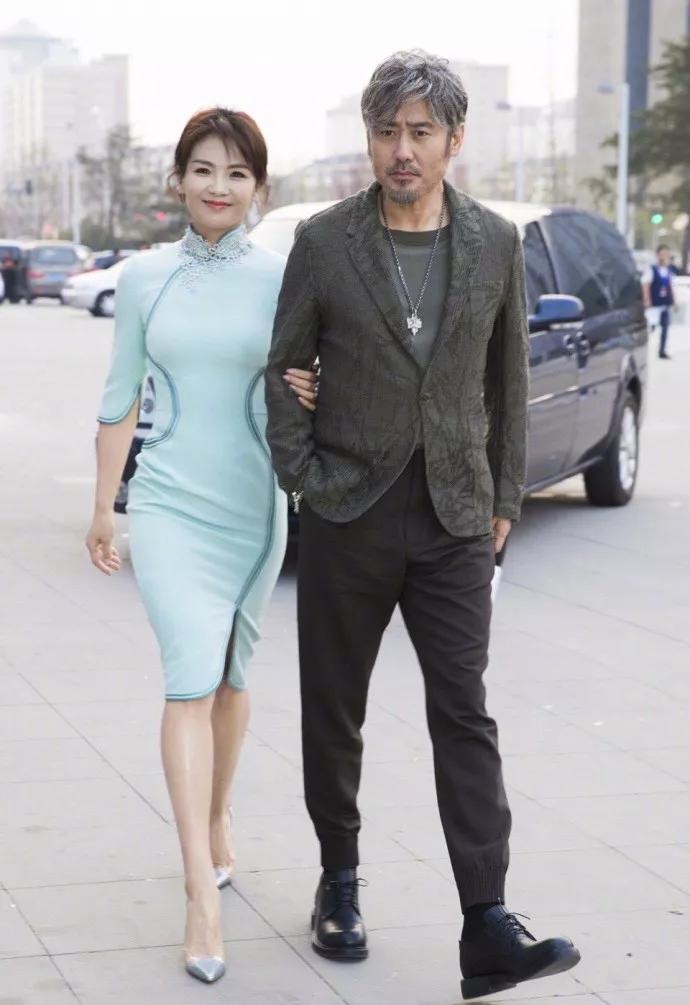 衬衫搭长裤，过度最合适，但我却爱上了王俊凯这件牛仔夹克