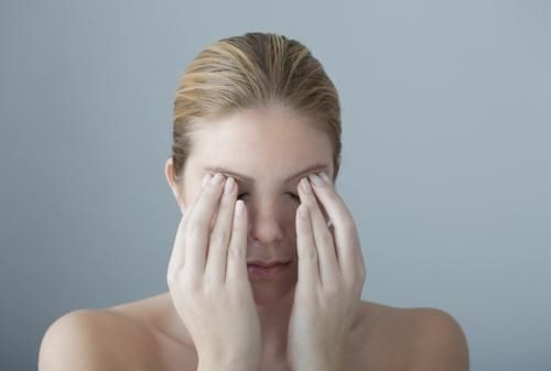 右眼皮跳个不停家中有丧事,右眼皮一直在不停的跳