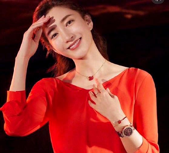 你的朋友圈被这只红天鹅刷屏了吗？来看施华洛世奇新年系列红天鹅