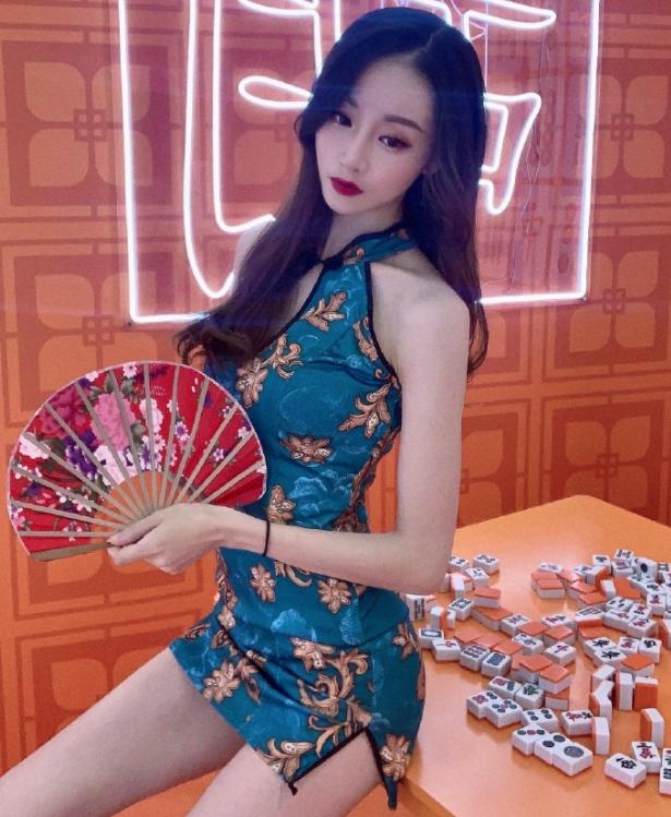 为什么女解说不能穿黑丝了？这是电竞规矩，玩家：穿旗袍不也行吗